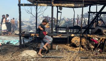 حريق في مخيم الجشة للنازحين في اليمن (خالد زياد/فرانس برس)