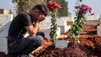 مواطن قرب قبر أحد ضحايا النظام السوري بأعزاز، 23 نوفمبر 2022 (فرانس برس)