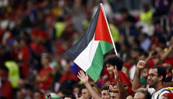مشجعو المغرب يرفعون العلم الفلسطيني بنصف نهائي مونديال قطر، 14 ديسمبر 2022 (Getty)