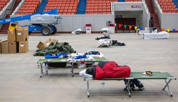 مشردون يحتمون من البرد في مأوى للطوارئ (Getty)
