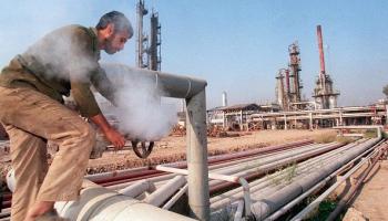 النفط العراقي يواصل تدفقه إلى لبنان - البصرة 8 يونيو 1999 (Getty)