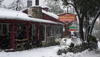 الثلوج تغطي مطعم في كاليفورنيا (أليسون دينر/فرانس برس)