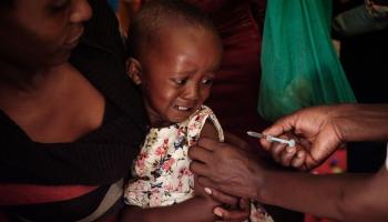 طفلة تتلقى جرعة من لقاح الملاريا بكينيا، في 7 مارس 2023 (فرانس برس)