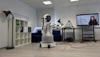 روبوت لرعاية المسنين في ألمانيا (كريستوف ستاتش/فرانس برس)
