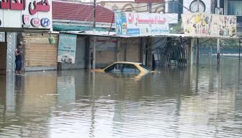 مياه الأمطار تغمر شوارع النجف في العراق (كرار عيسى/الأناضول)