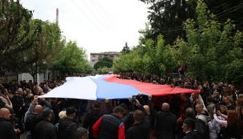 متظاهرون يحملون علماً صربياً بطول 250 متراً (Getty)