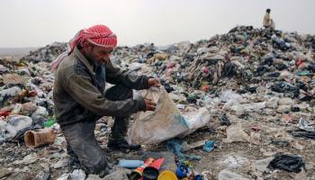 نفايات بلاستيكية تتحول إلى حصر في شمال سورية (عارف وتد/فرانس برس)