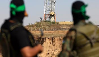 مقاتلون من كتائب القسام ينظرون لموقع إسرائيلي، 19 يوليو 2023 (Getty)