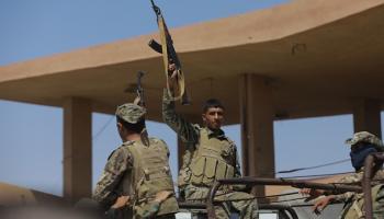 مقاتلون في قوات سورية الديمقراطية في محافظة دير الزور 4 سبتمبر 2023 (Getty)