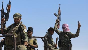 مقاتلون من قوات سوريا الديمقراطية في محافظة دير الزور 4 سبتمبر 2023 (Getty)