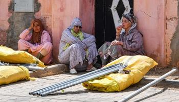 توزيع خيم إيواء للناجين من زلزال المغرب في امزميز (فرانس برس)