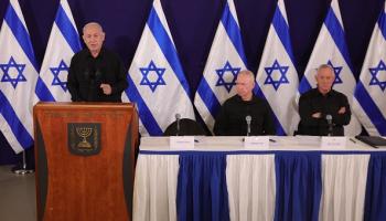 غانتس (يمين) وغالانت (وسط) خلال مؤتمر صحافي مع نتنياهو، تل أبيب 28 أكتوبر 2023 (Getty)