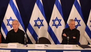 غانتس (يمين) ونتنياهو خلال مؤتمر صحافي، تل أبيب 28 أكتوبر 2023 (Getty)