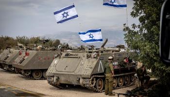 دبابات إسرائيلية قرب الحدود اللبنانية، كريات شمونة 30 أكتوبر 2023 (فاضل سينا/فرانس برس)