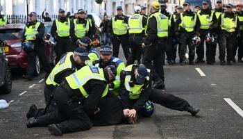 الشرطة تعتقل متظاهر وسط لندن، 11 نوفمبر 2023(Getty)