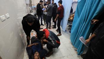يفترش المصابون الأرض في مستشفى ناصر (محمد حمص/فرانس برس)
