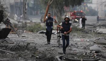 صحافيون يغطون الغارات في غزة، ديسمبر 2023 (محمد الزنون/Getty)
