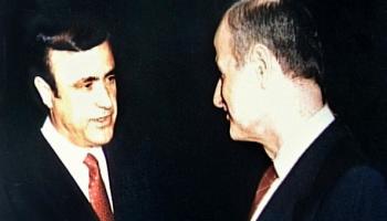 صورة مأخوذة لحافظ الأسد وشقيقه رفعت، 1 يناير 1986 (فرانس برس)