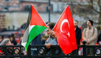 مظاهرة داعمة لغزة فوق جسر غلطة في إسطنبول 1 يناير 2024 (إلكر إراي/فرانس برس)