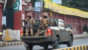دورية للجيش قرب مركز اقتراع في باكستان 8 فبراير 2024 (فرانس برس)