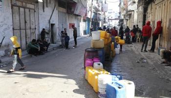 النازحون الفلسطينيون يشكون من ندرة المياه الصالحة للشرب في غزة (داوود أبو الكاس/الأناضول)