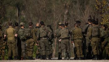 جنود إسرائيليون في موقع قرب حدود لبنان / 11 فبراير 2024 (Getty)