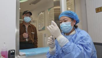 تطعيم المسنين في الصين ضد كوفيد 19 (أسوشييتد برس)