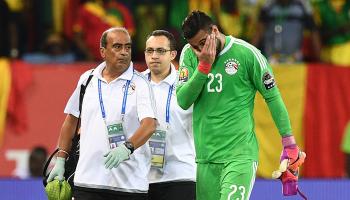 Egypt's goalkeeper Ahmed El-Shenawy (R) reacts as he walks off the pitch due to an injury during the 2017 Africa Cup of Nations group D football match between Mali and Egypt in Port-Gentil on January 17, 2017. / AFP / Justin TALLIS (Photo credit should read JUSTIN TALLIS/AFP via Getty Images)