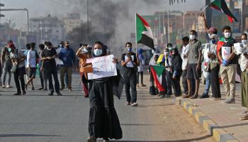 ناشطة سودانية في تظاهرة- فرانس برس