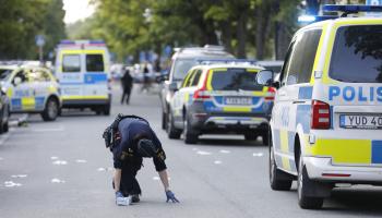 سيارات شرطة ومسرح جريمة في السويد (كريستين أولسون/ فرانس برس)