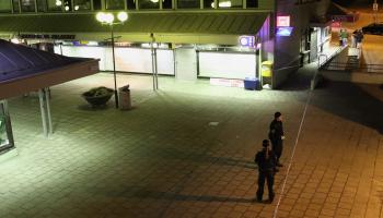 رجال شرطة ومسرح جريمة في السويد (بيورن لارسن روسفال/ فرانس برس)
