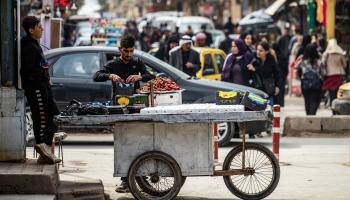 سوريون في شارع في محافظة الحسكة (دليل سليمان/ فرانس برس)