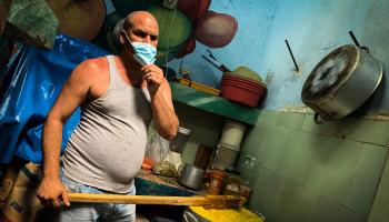 طباخ في المشروع المجتمعي كيسيكوابا الذي يقدم الحساء لفقراء كوبا (أدالبرتو روكيه/ فرانس برس)
