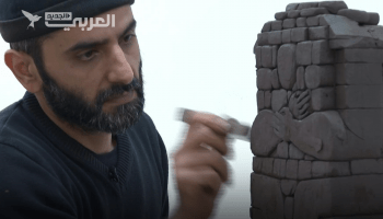 النحات السوري خالد ضوا يجسد جرائم النظام وآلام شعبه بالفن	