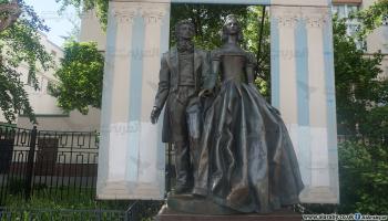 تمثال بوشكين وزوجته ناتاليا بشارع أربات في موسكو (العربي الجديد) 