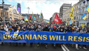 مسيرة حاشدة في كييف ضد تهديدات روسيا: "الأوكرانيون سيقاومون"