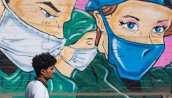 جدارية كورونا في مومباي بالهند (براتيك شورجه/ Getty)