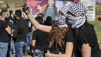 تعرضت فلسطينيات للابتزاز بعد سرقة هواتفهن (عباس مومني/ فرانس برس)