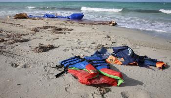 آثار لاجئين غرقوا في المتوسط قبالة صبراتة الليبية عام 2017 (Getty)