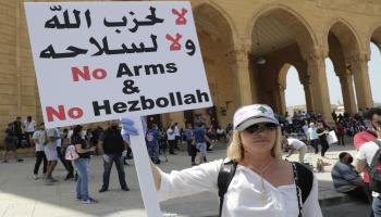 خلال مظاهرة في وسط بيروت ضد حزب الله وسلاحه (6/6/2020/ فرانس برس)