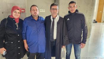 أحمد مريح ومحاميه ووالداه في المحكمة الإسرائيلية المركزية في حيفا (العربي الجديد)