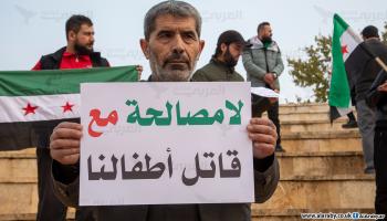 رفع المشاركون في الوقفة عدة شعارات منددة بالتسامح مع نظام الأسد (العربي الجديد)