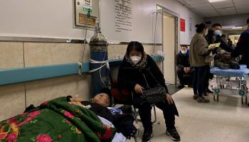 مصابون بكورونا في مستشفى في الصين (نويل سيليس/ فرانس برس)