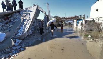 زلزال وفيضان معاً في قرية التلول بريف إدلب (عبد العزيز كتاز/ فرانس برس)