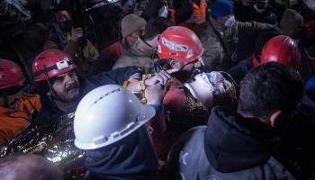 عملية إنقاذ ناجية من زلزال فبراير 2023 في تركيا (كريس ماكغراث/ Getty)