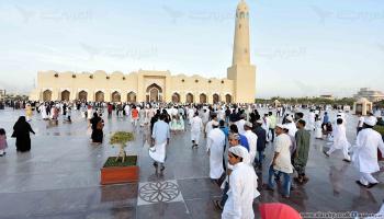 يتبادل أهالي قطر التهاني مع حلول العيد (العربي الجديد)