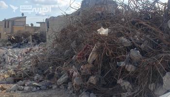 الحديد ما بقي من المنازل المدمرة لسكانها في الأتارب السورية 