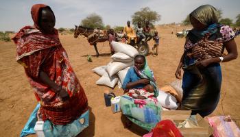 لاجئات ولاجئون هاربون من السودان في تشاد (زهرة بن سمرة/ رويترز)