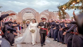 الأمير الحسين والأميرة رجوى يغادرات قصر زهران خلال حفل زفافهما في 1 يونيو 2023 في عمان ، الأردن
