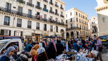 سوق بين مبانٍ شيّدها الاستعمار الفرنسي في العاصمة الجزائر (ريك لافورغ/ Getty)